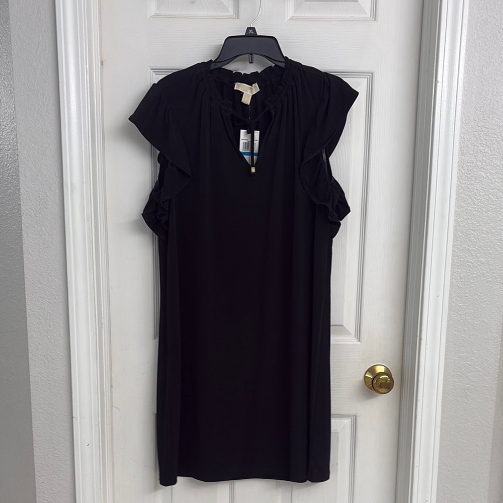 Michael kors
Elegant Black Ruffle Sleeve Dress